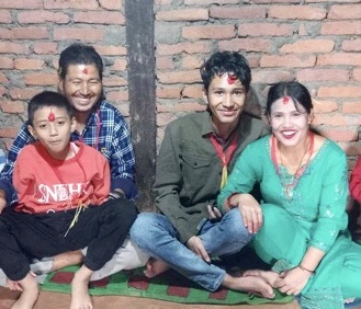 Toute la famille réunie pour Dashain